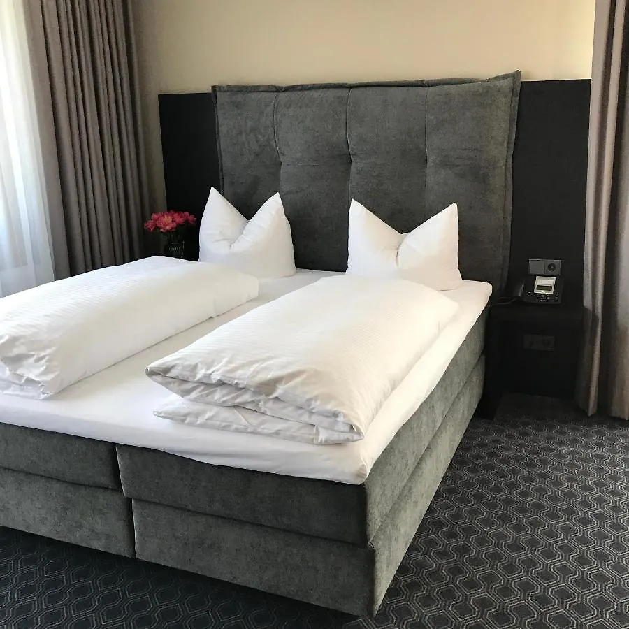 ROSS Hotel Stuttgart 3*,